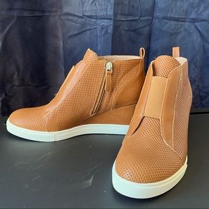 1 3/4" heel3/4" platform 
4 1/2" shaft
Leather upper and lining/rubber sole